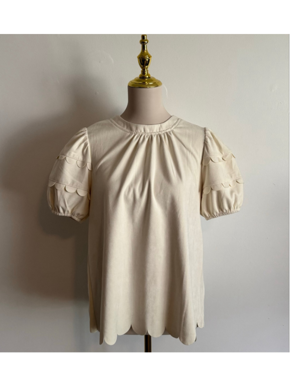 Women's VOY Beige Short Sleeve Scalloped Tee M